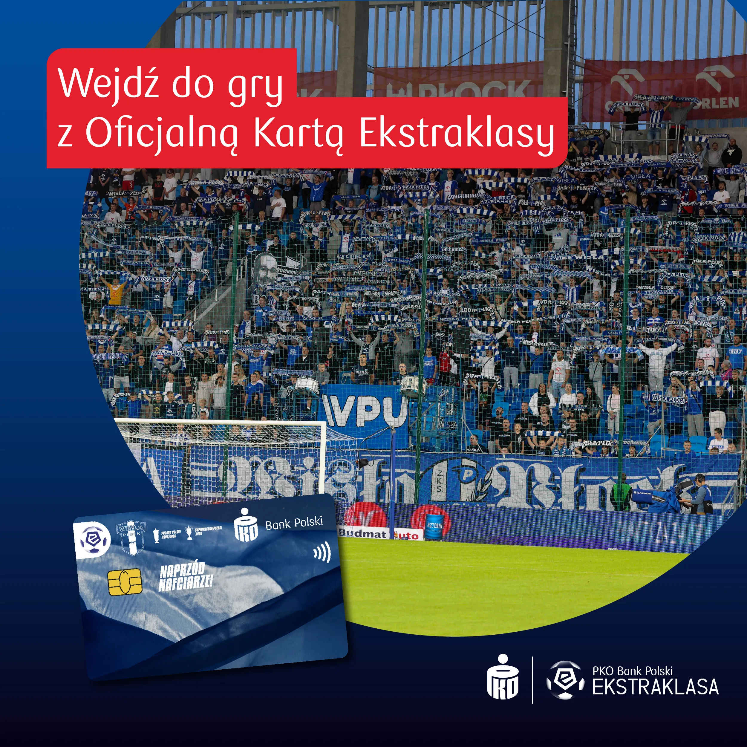 Fani piłki nożnej wypełniają stadion, machając niebieskimi szalikami, z grafiką zachęcającą do korzystania z Oficjalnej Karty Ekstraklasy.
