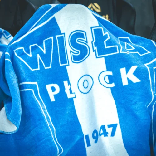 Na zdjęciu widoczny jest niebieski ręcznik z napisem "WISŁA PŁOCK" oraz rokiem "1947".